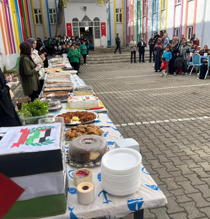 Akıncılar'da öğrenciler Filistin için kermes düzenledi