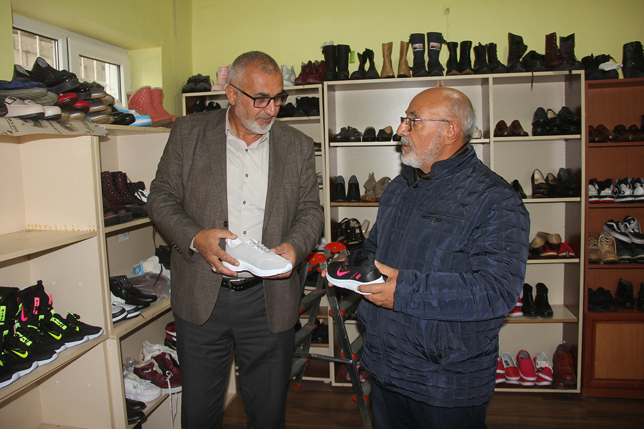 Zara Belediyesi Sosyal Market'e giysi desteği