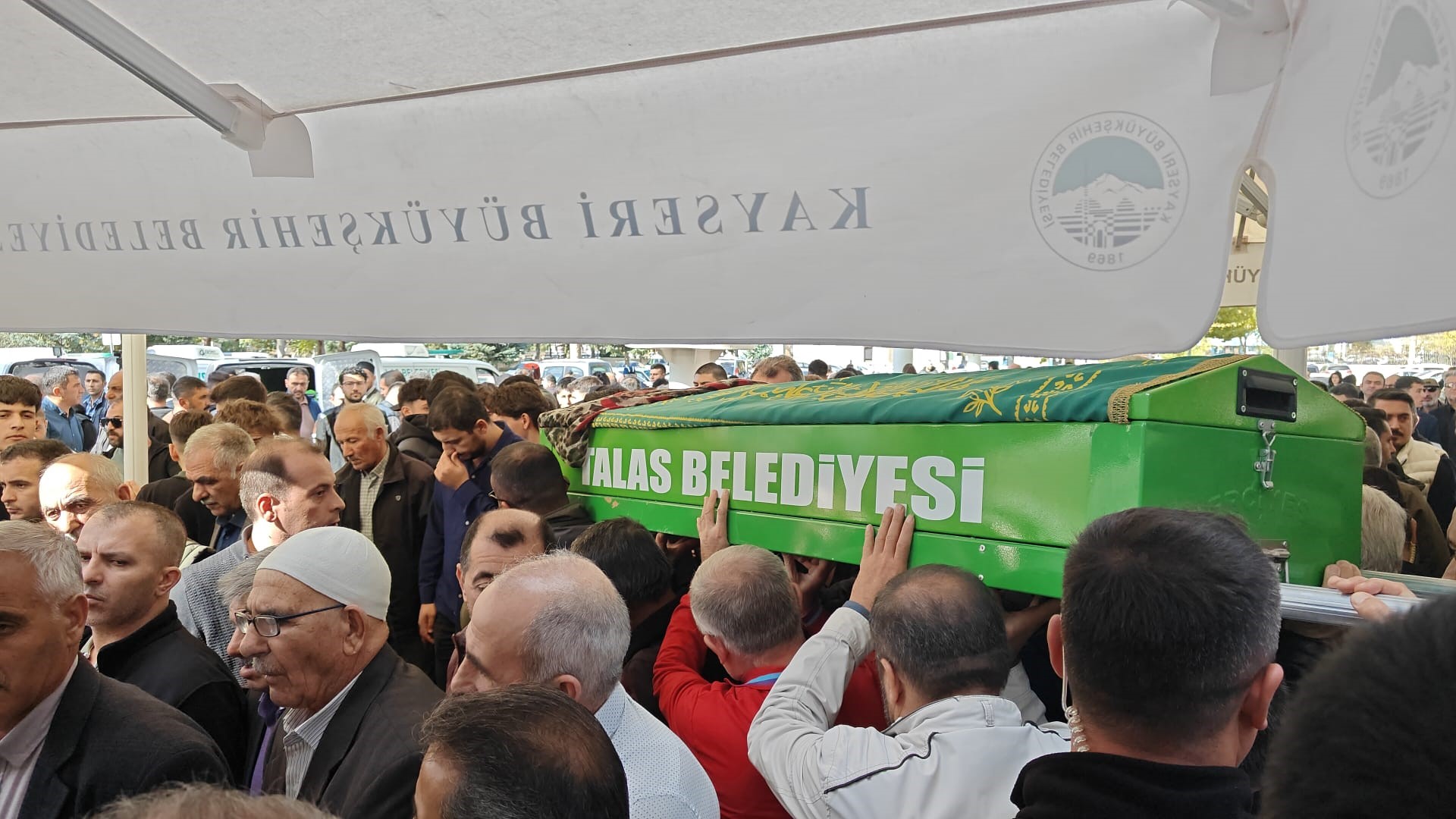 Eski eşi tarafından fakülte önünde öldürülen kadın toprağa verildi