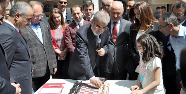 SATRANÇ´TA İLK HAMLE BAKAN´DAN