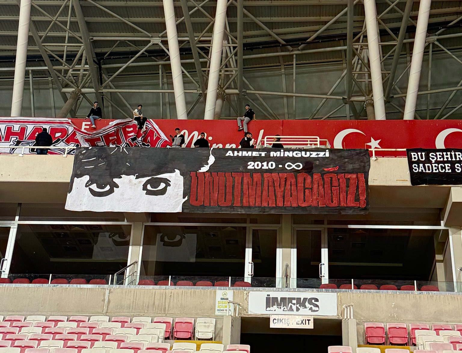 Sivasspor'lu taraftarlar Ahmet Minguzzi'yi unutmadı!