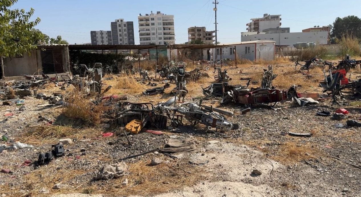 Terk edilen parktaki araçları yağmaladılar