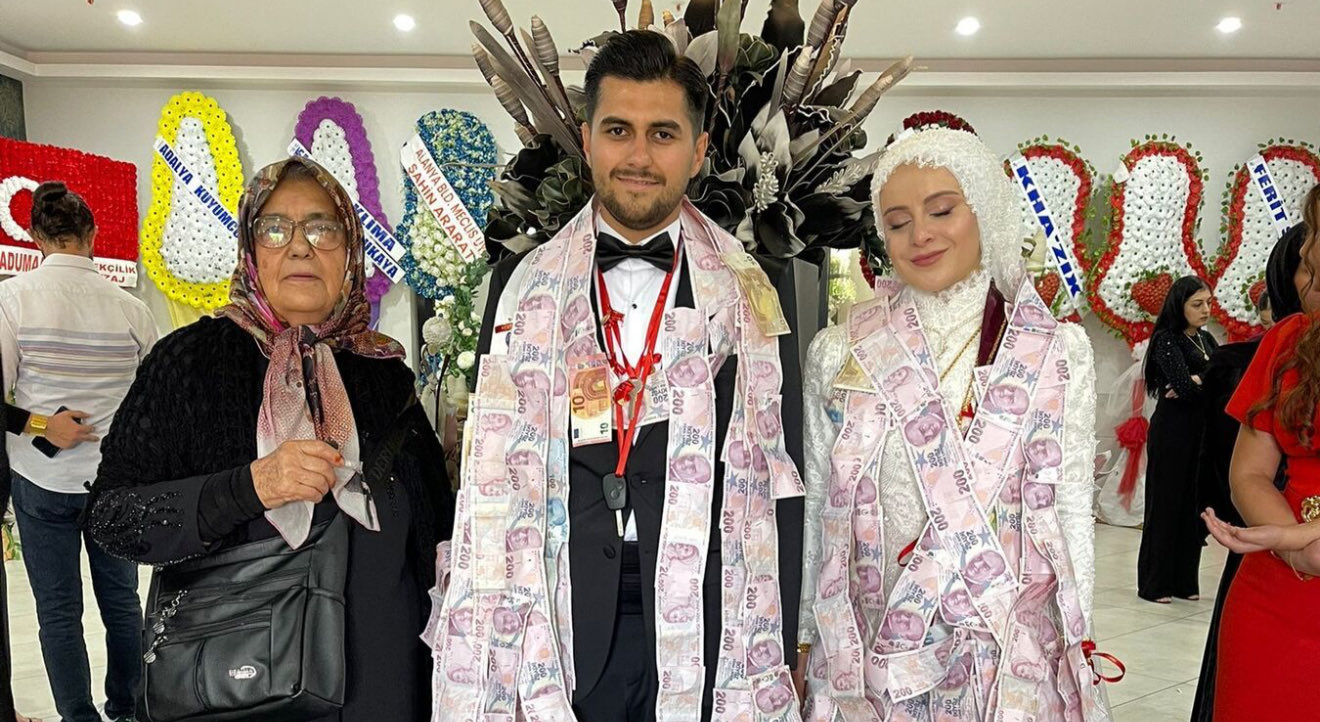 Torununa düğünde takı olarak ev, araba ve tarla hediye etti