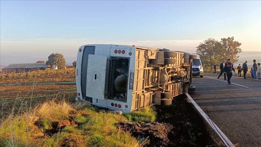 Tarım işçilerini taşıyan midibüs devrildi: 23 yaralı