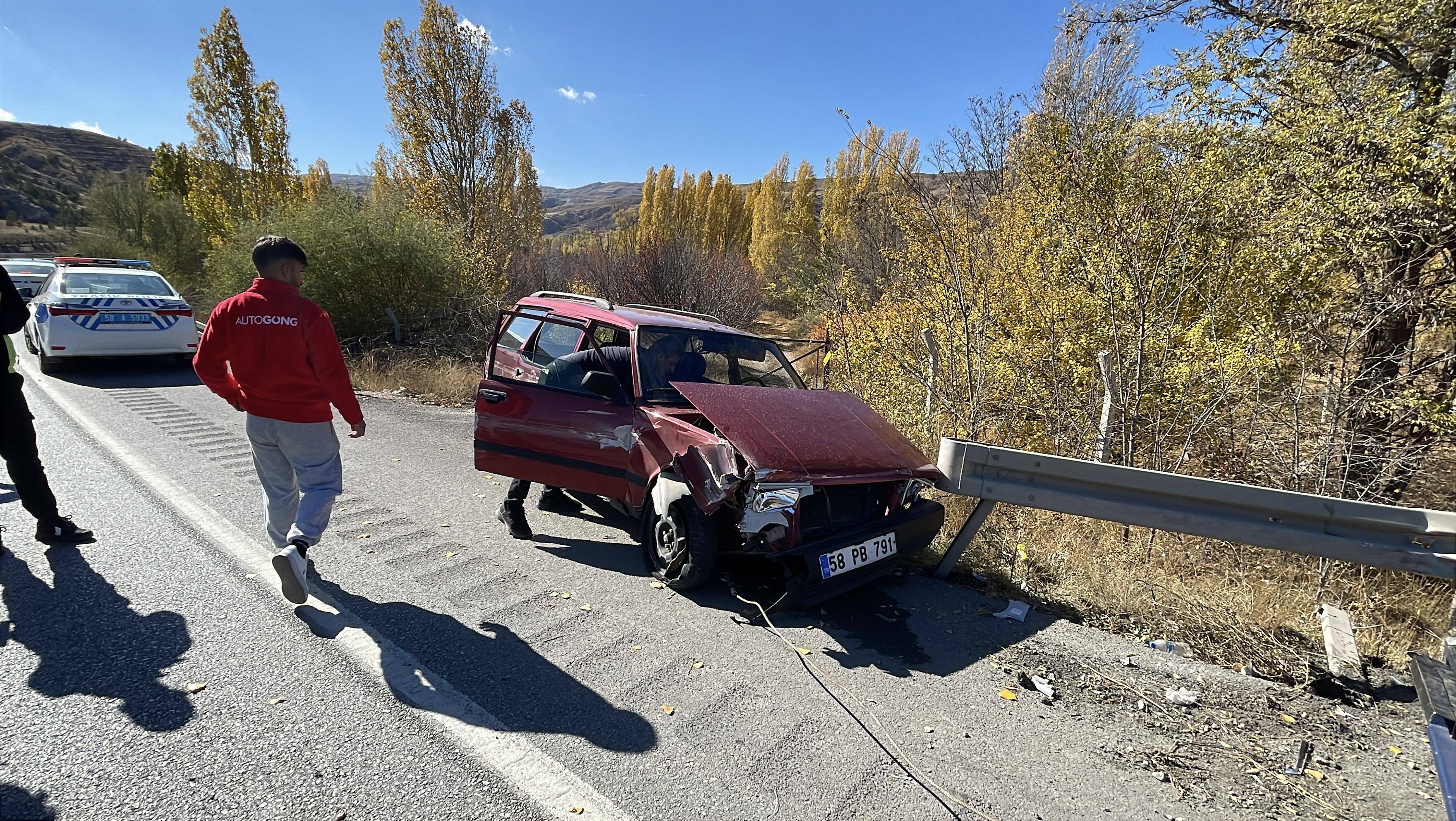 Sivas'ta otomobil bariyerlere çarptı!