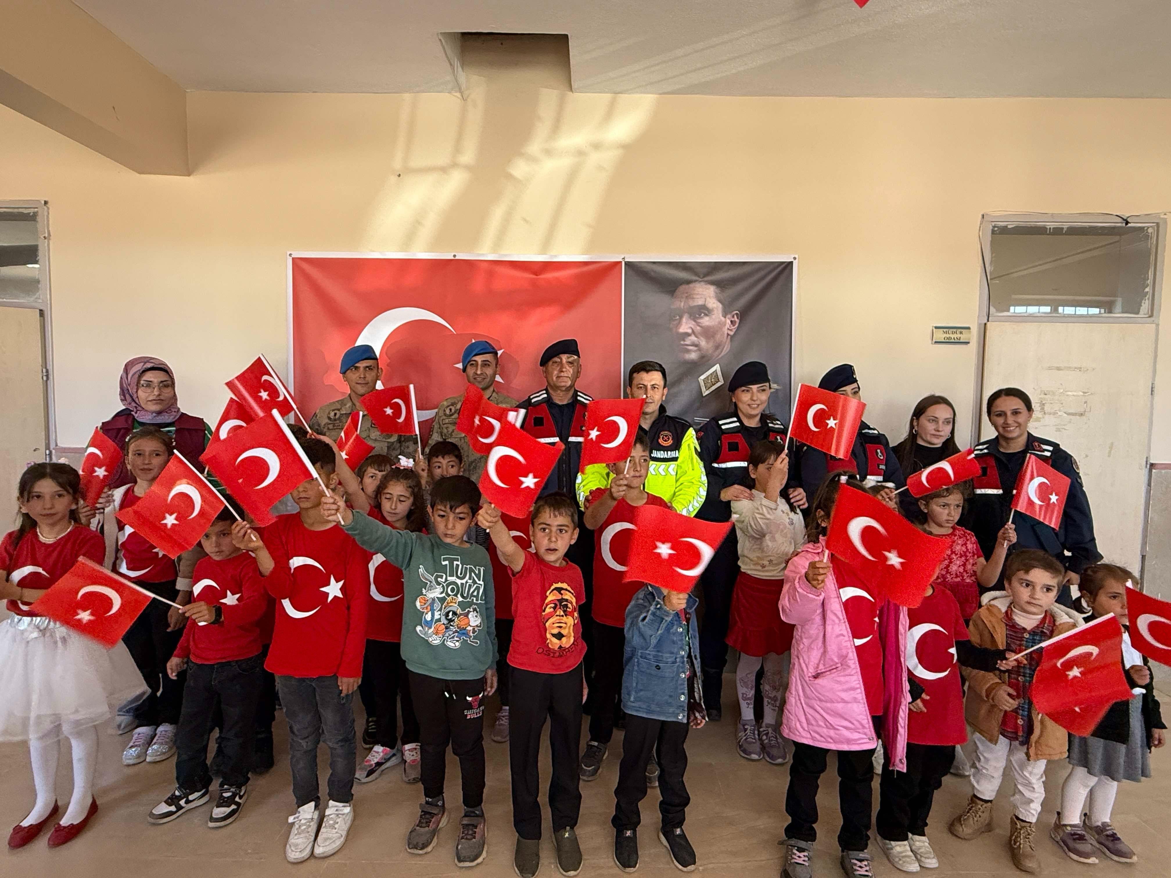 Altınyayla’da 29 Ekim Coşkusu: Jandarmadan Öğrencilere Anlamlı Kutlama