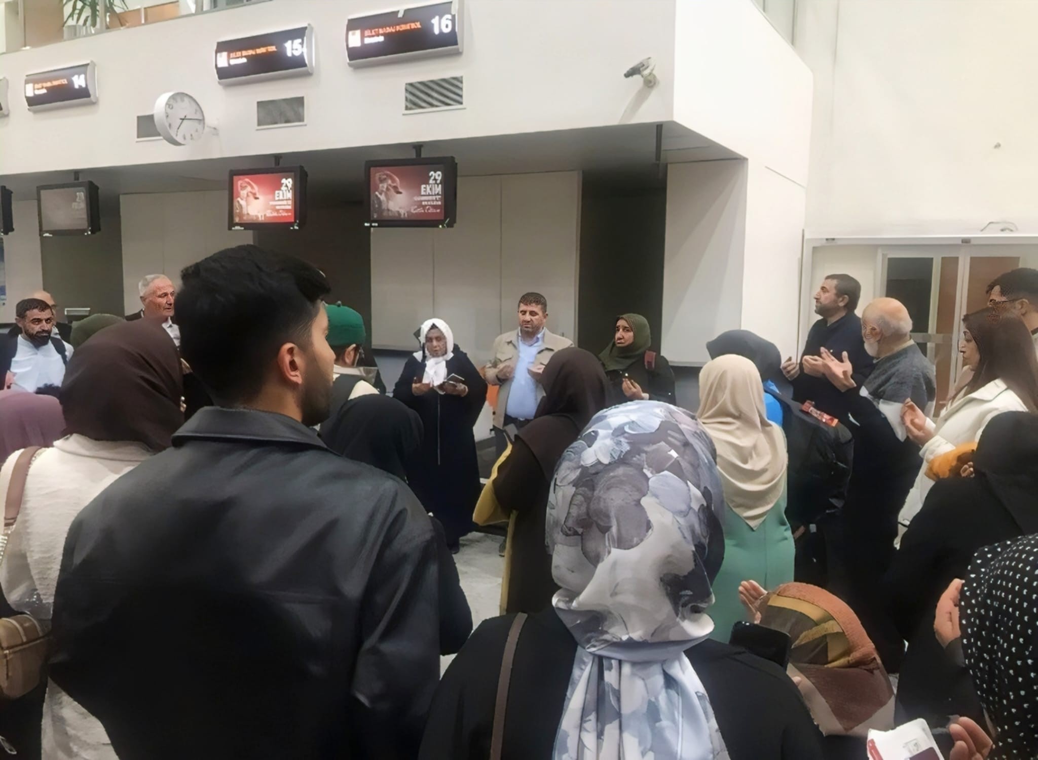 Umre kafilesi dualarla uğurlandı