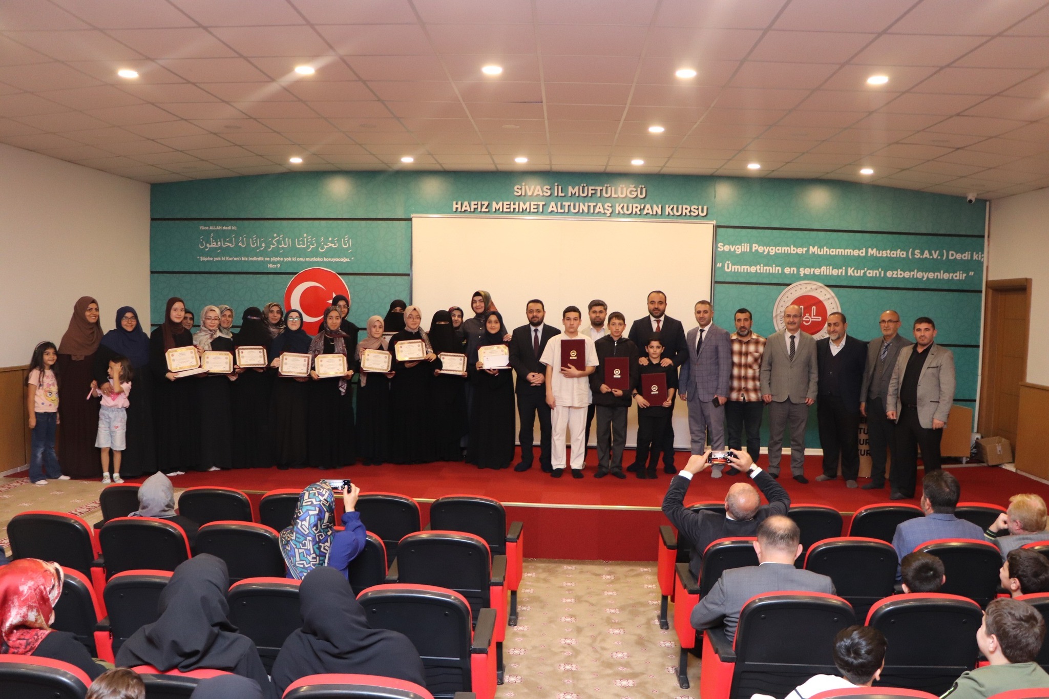 Sivas'ta hafızlar dualarla  belgelerini aldı