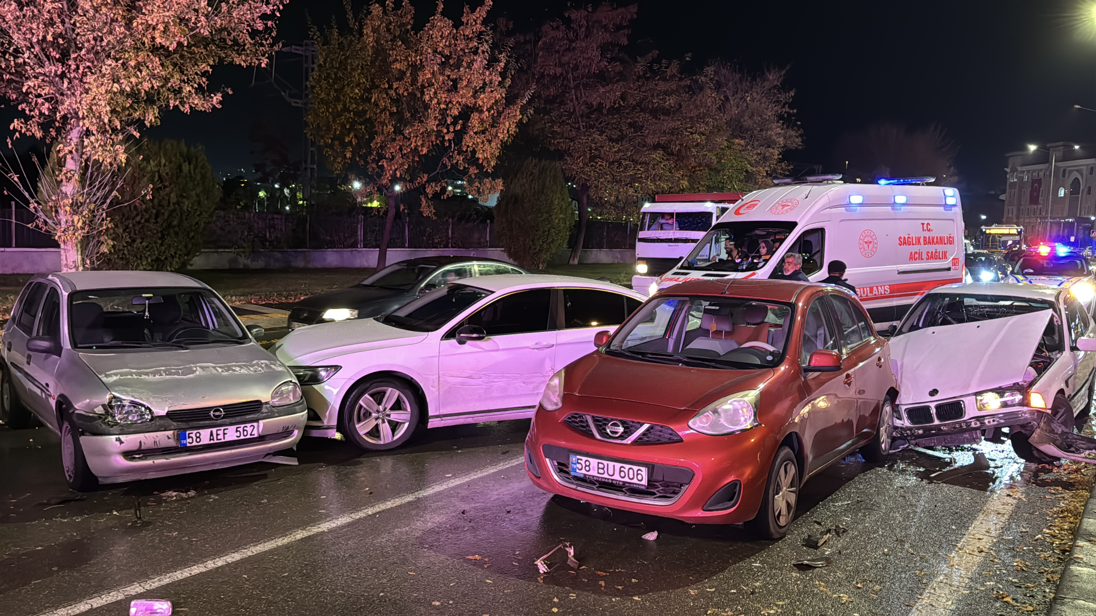 Sivas'ta 5 araç birbirine girdi!