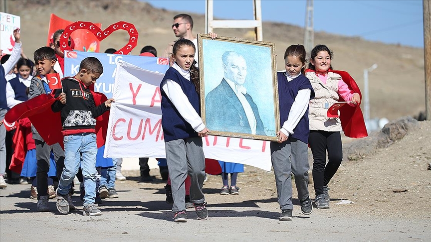 Sınır köyünde yürekleri ısıtan Cumhuriyet coşkusu
