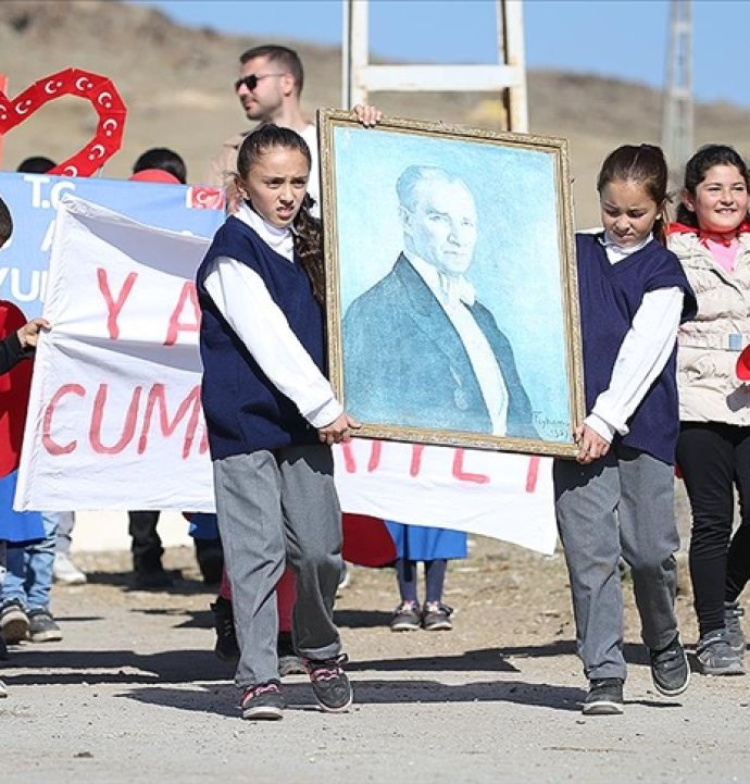 Sınır köyünde yürekleri ısıtan Cumhuriyet coşkusu