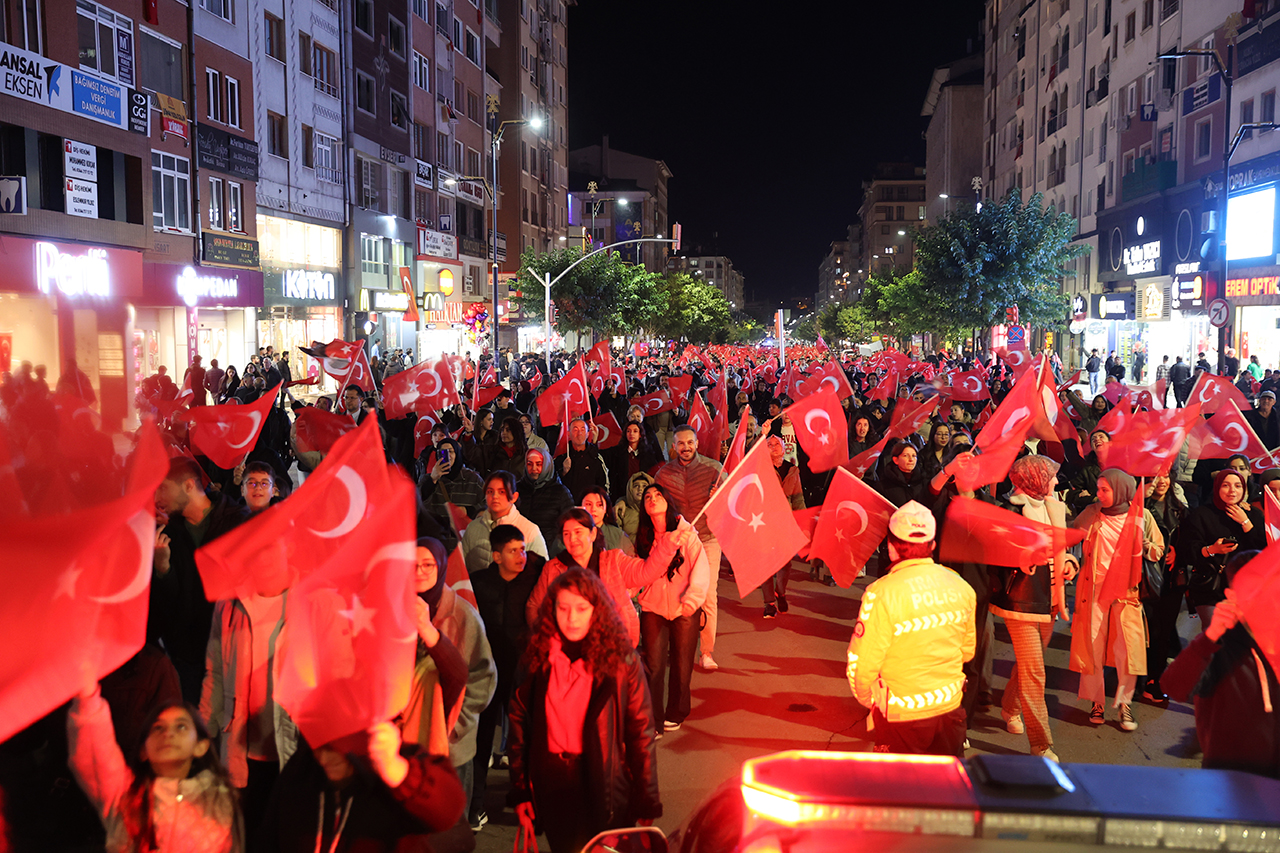 Sivas'ta Cumhuriyet'in 102. yıl dönümü fener alayı ile kutlandı