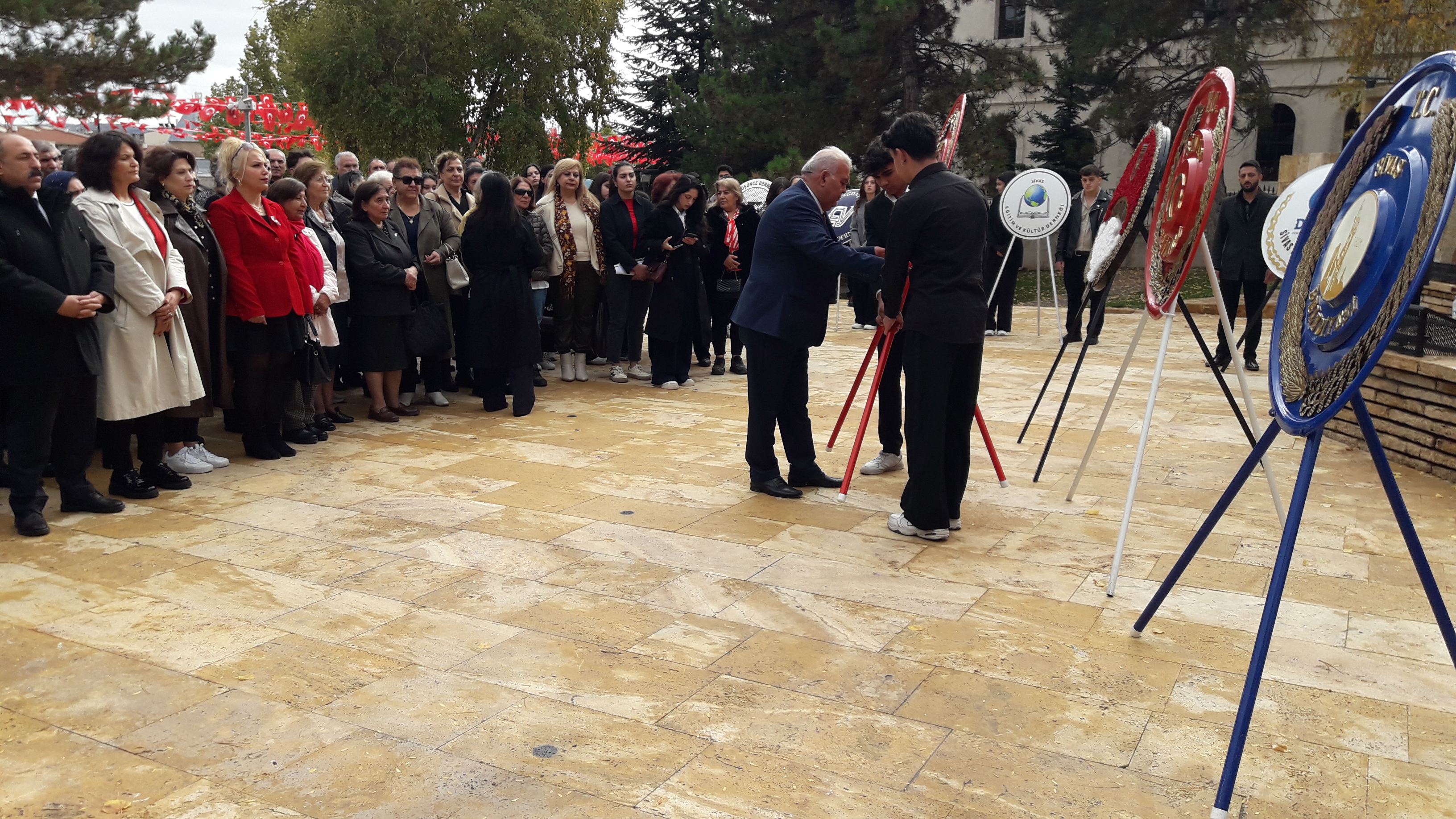 Sivas'ta CHP İl Teşkilatından Atatürk Anıtı'na çelenk