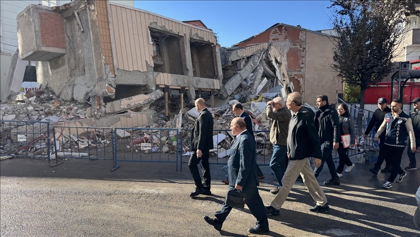 Kocaeli'de çöken binanın enkazında bilirkişi heyeti inceleme yapıyor