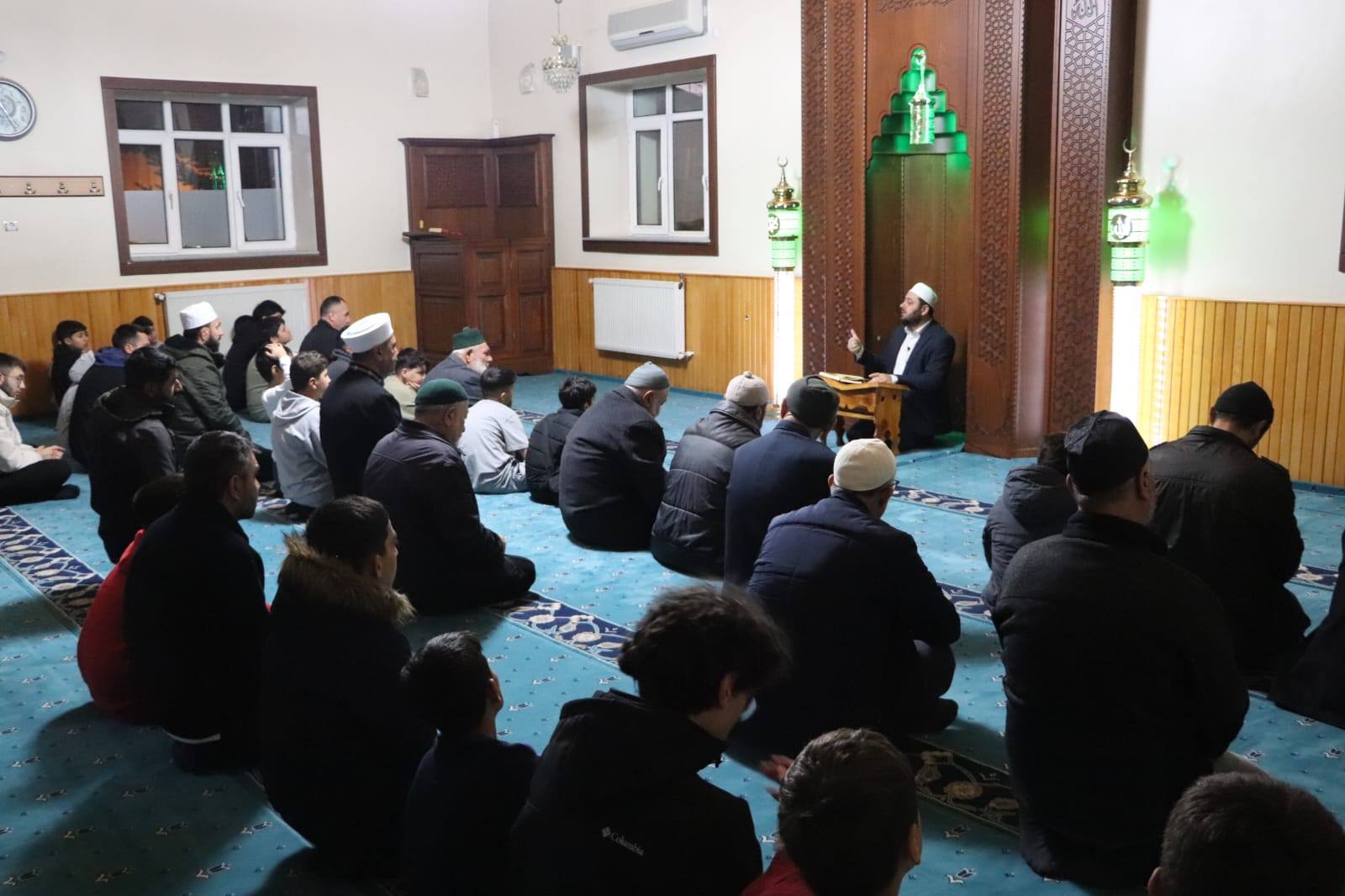 Hasan Limon'ndan sabah namazına gelen Sivaslı gençlere öğüt