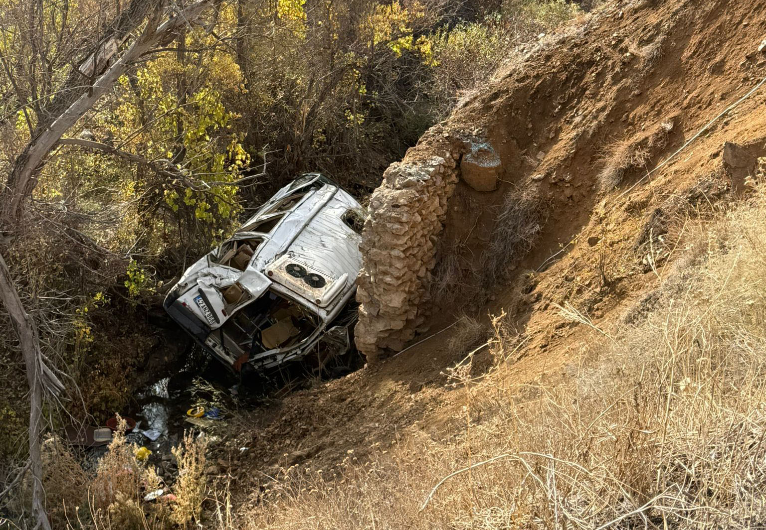 Öğrenci servisi, uçuruma yuvarlandı: 14 yaralı