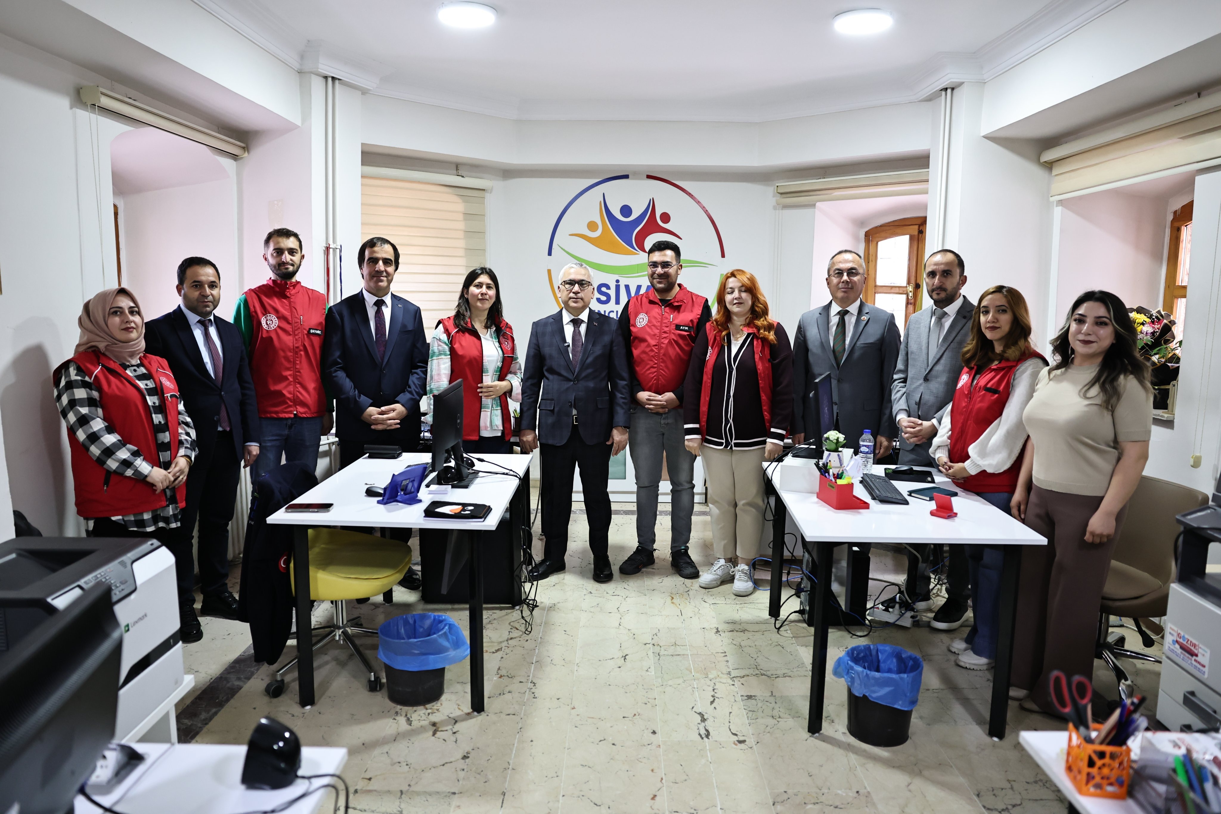 Vali Şimşek, Gençlik Merkezini Ziyaret Etti