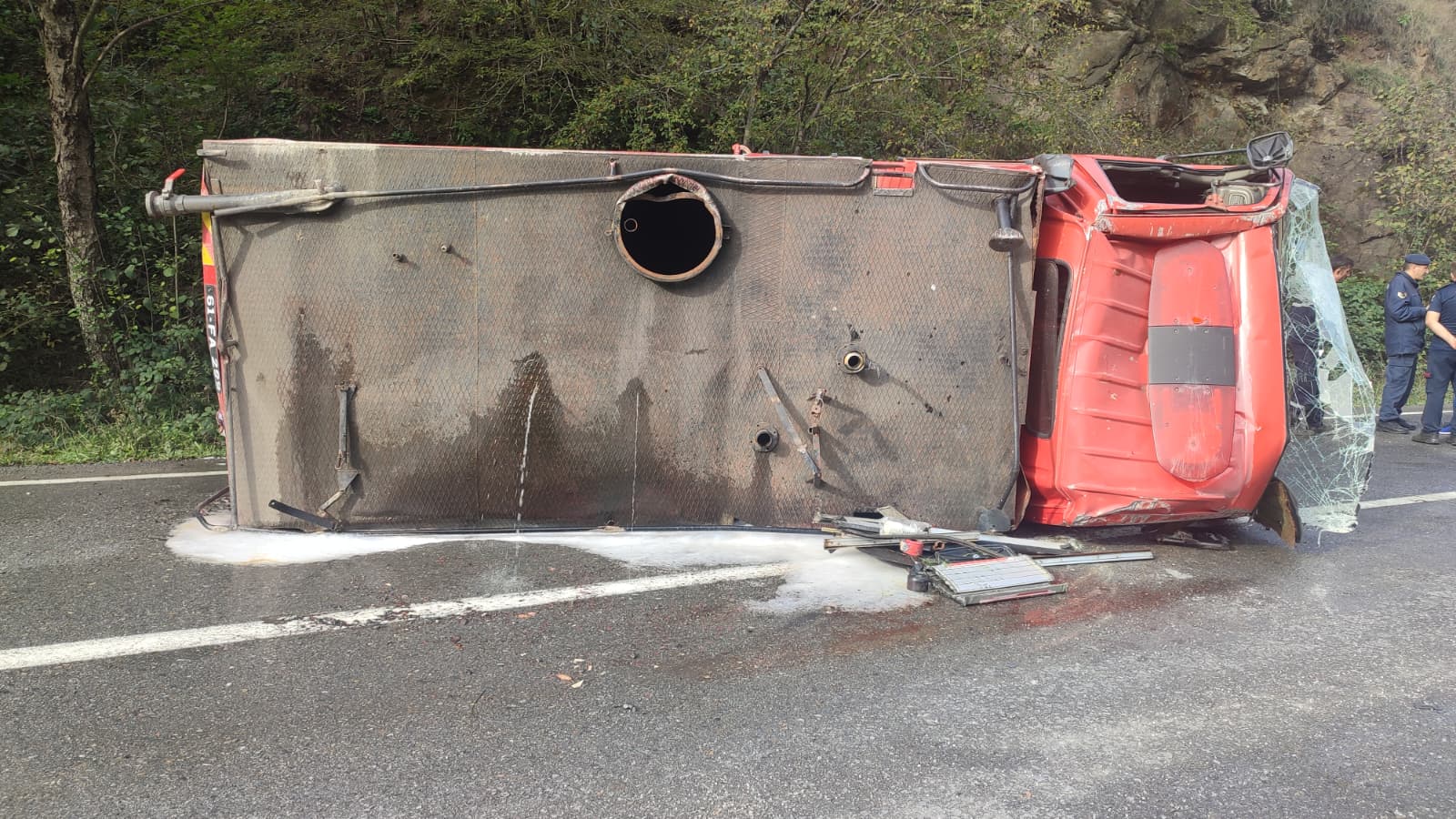 Yangına müdahaleden dönen itfaiye aracı devrildi