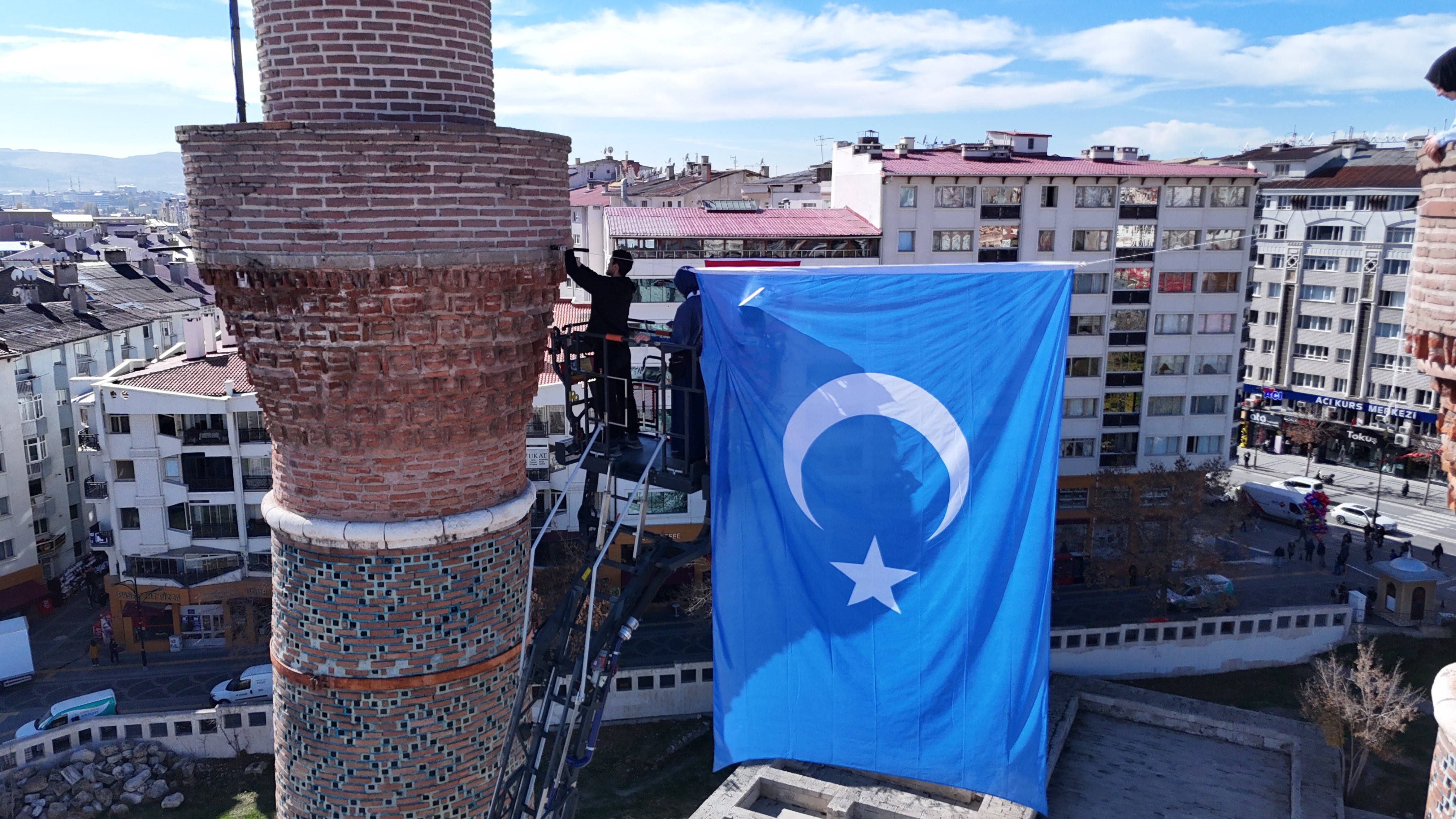 Sivas'ta  8 asırlık medreseye Doğu Türkistan bayrağı asıldı