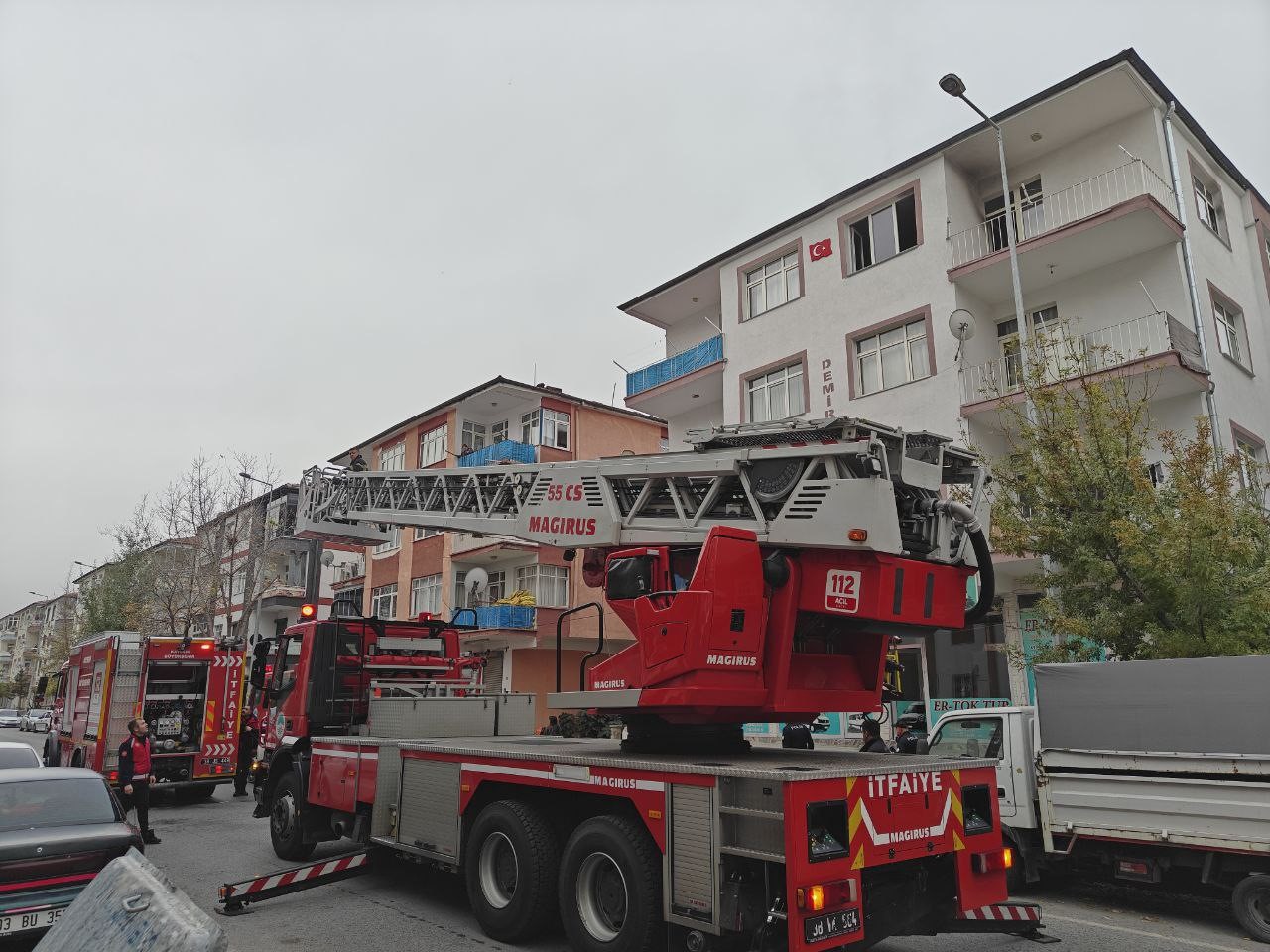 Kendini kilitlediği evini ateşe verdi