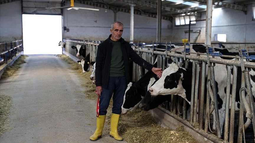 Sivas’ta devlet desteğiyle kurduğu çiftlikte günde 1 ton süt üretiyor