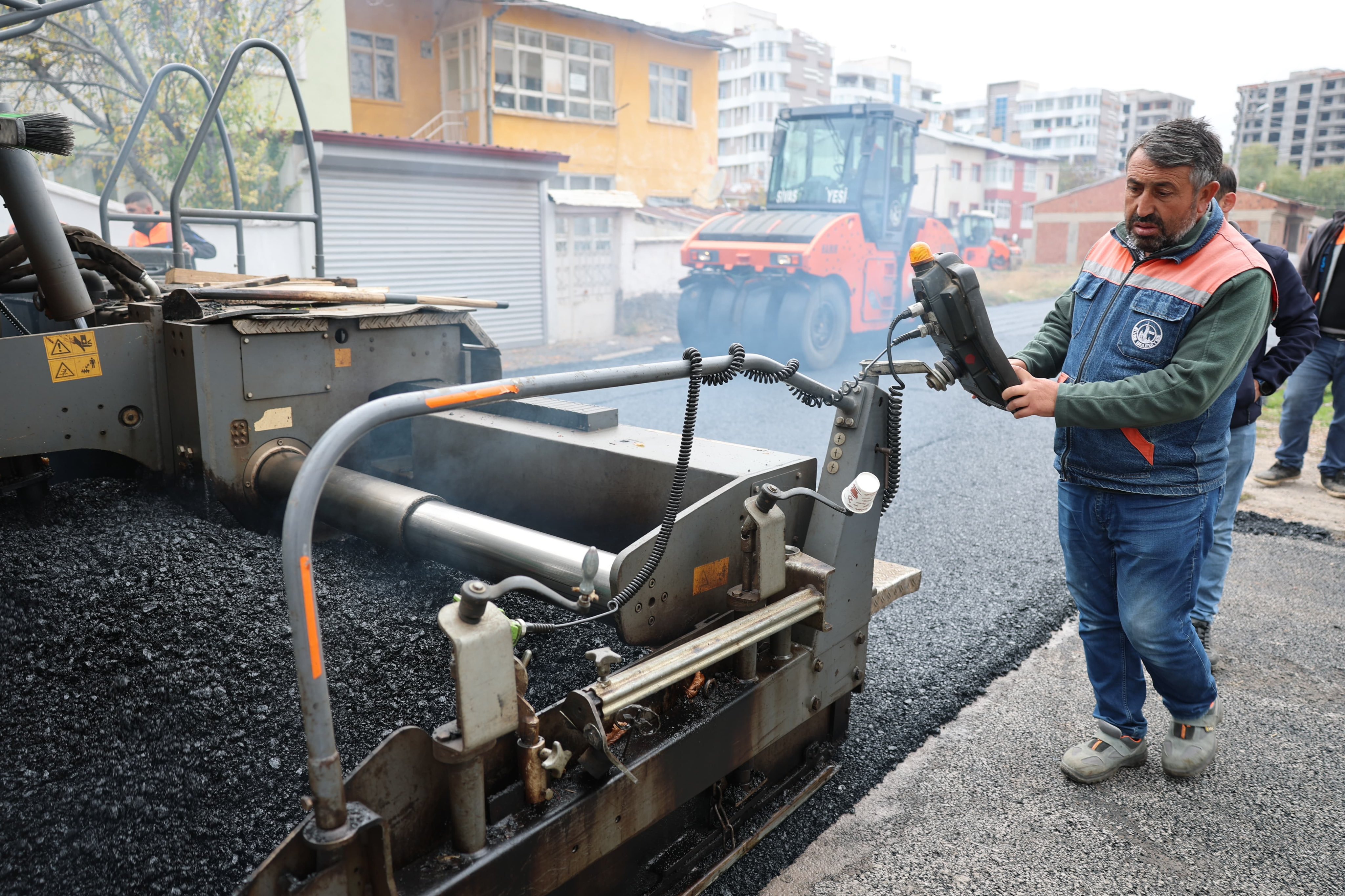Sivas Belediyesi’nden Kardeşler Mahallesi’nde Asfalt Çalışması