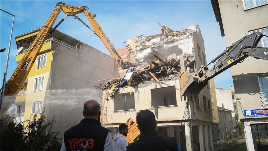 Sındırgı'da ağır hasarlı binaların yıkımı sürüyor