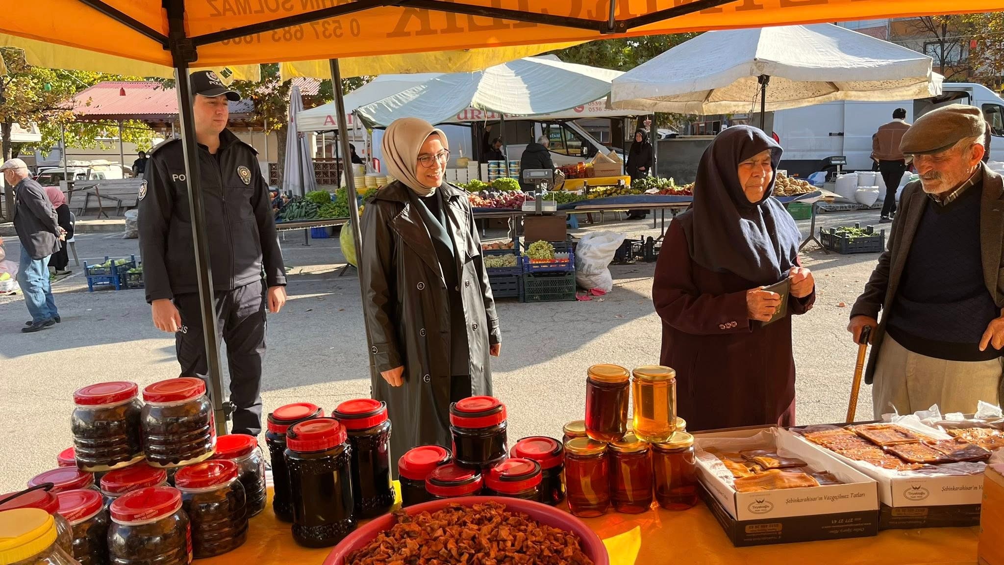 Kaymakam Yücel, ilçe pazarında esnafla bir araya geldi