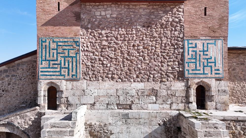 Sivas’ın simgesi medresede Mâ’kılî yazı detayı