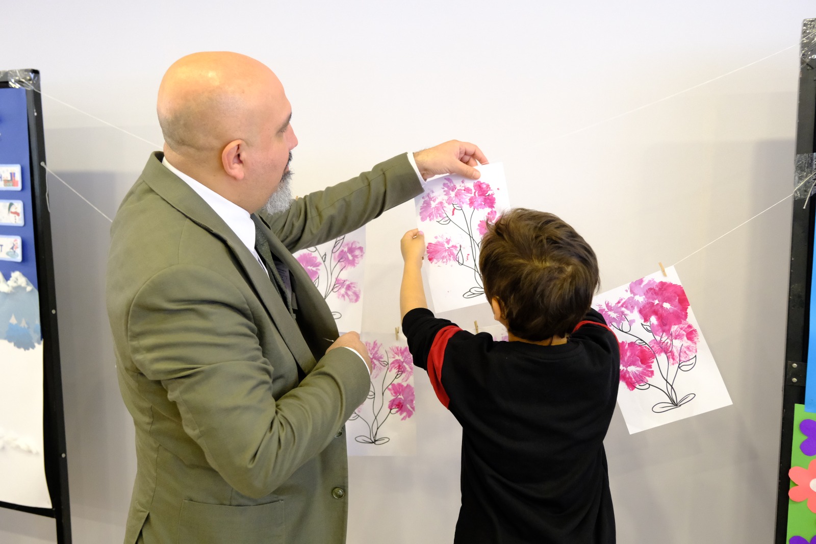 Eller işaret  diliyle konuştu