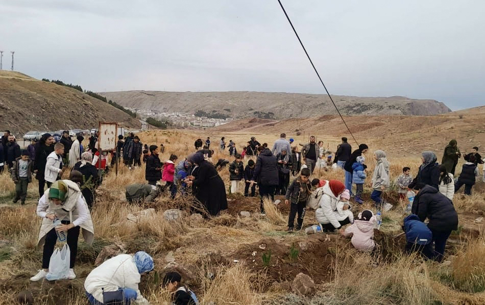 Sivas'ta ilkokul öğrencileri doğaya hatıra bıraktı