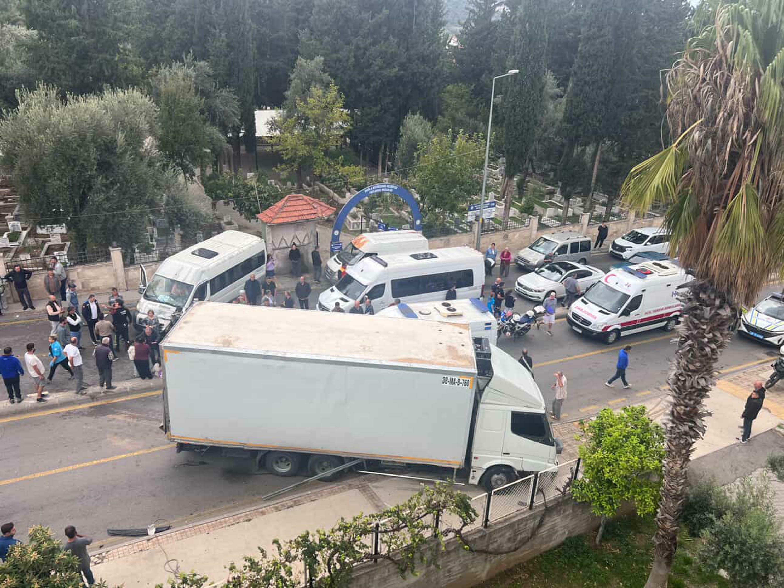 Minibüs ile kamyon çarpıştı; 22'si öğrenci, 23 yaralı