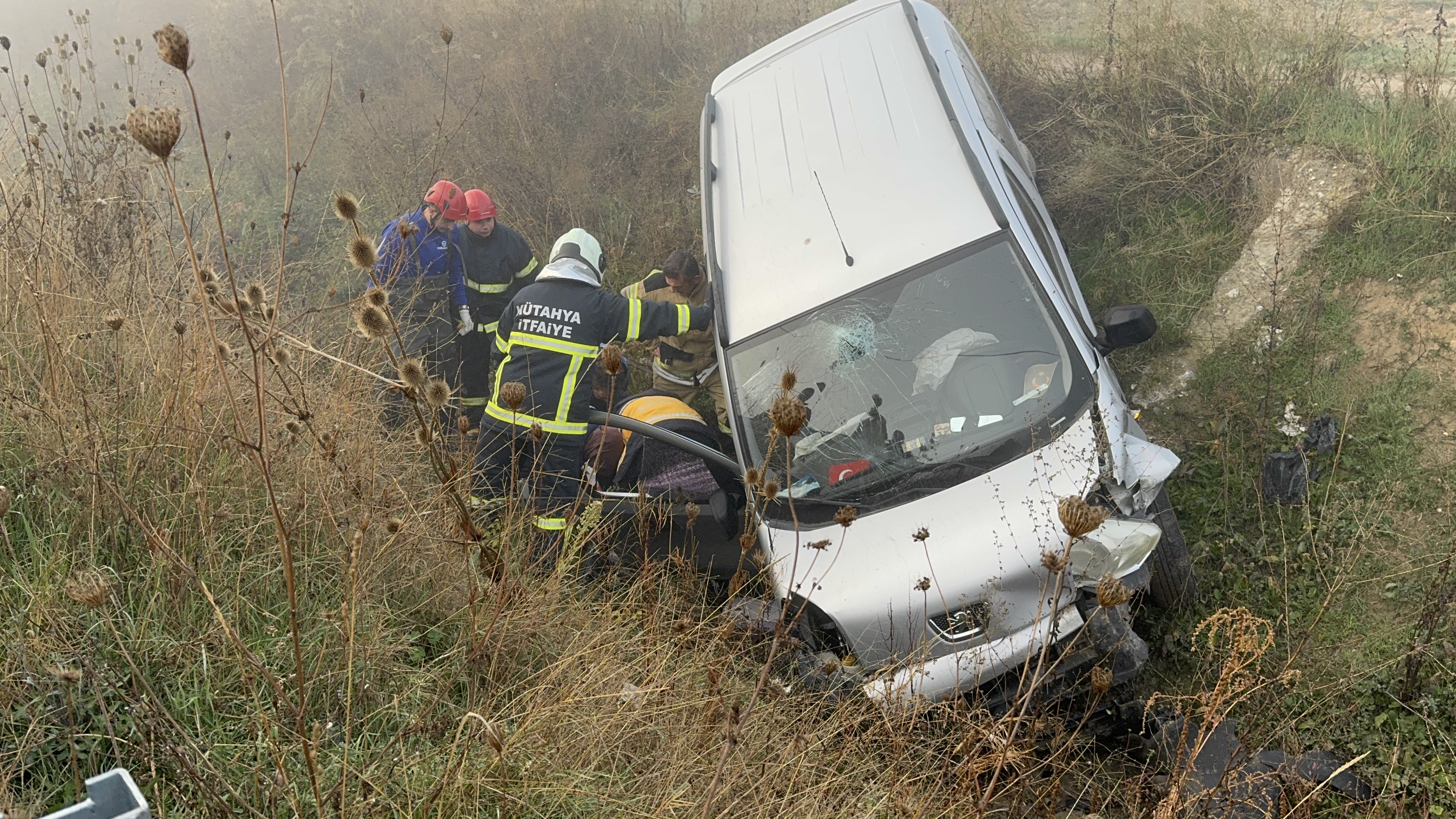 Hafif ticari araç, su kanalına uçtu