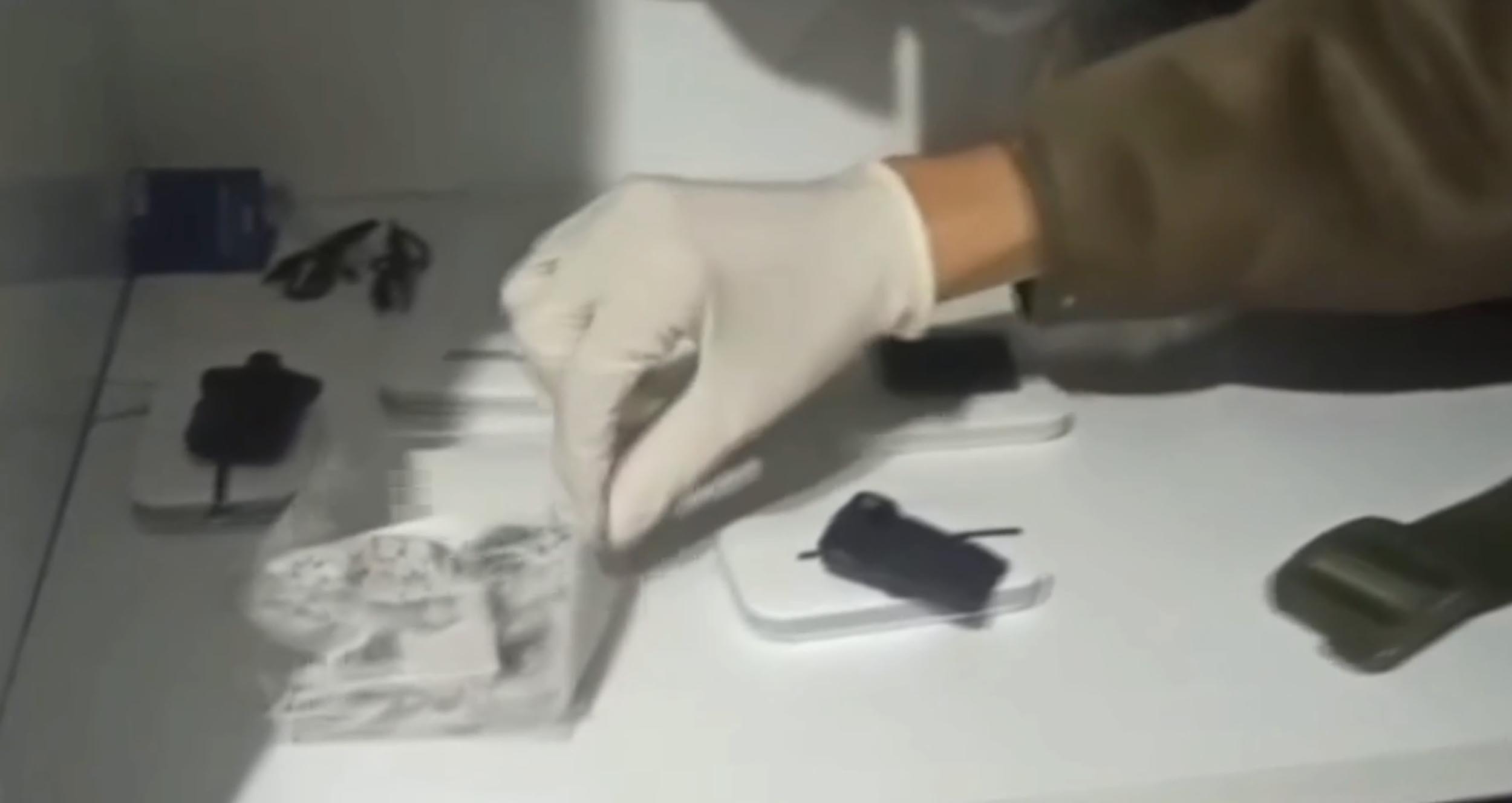 Ehliyet sınavına kopya düzeneğiyle girdiler!