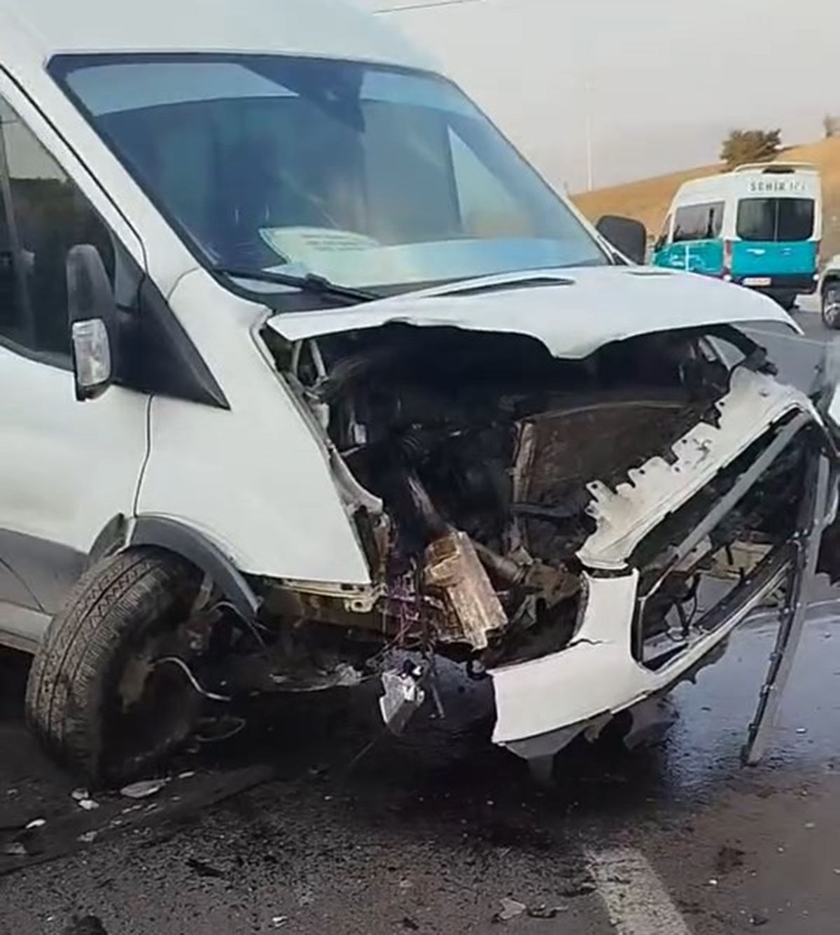 Servis minibüsü ile hafif ticari araç çarpıştı: 13'ü çocuk 19 yaralı