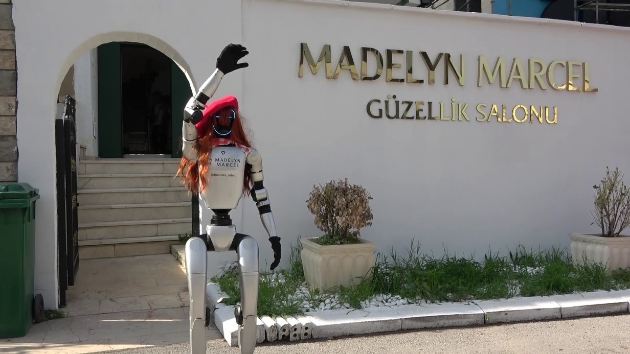 Robot işçi güzellik merkezinde mesaiye başladı