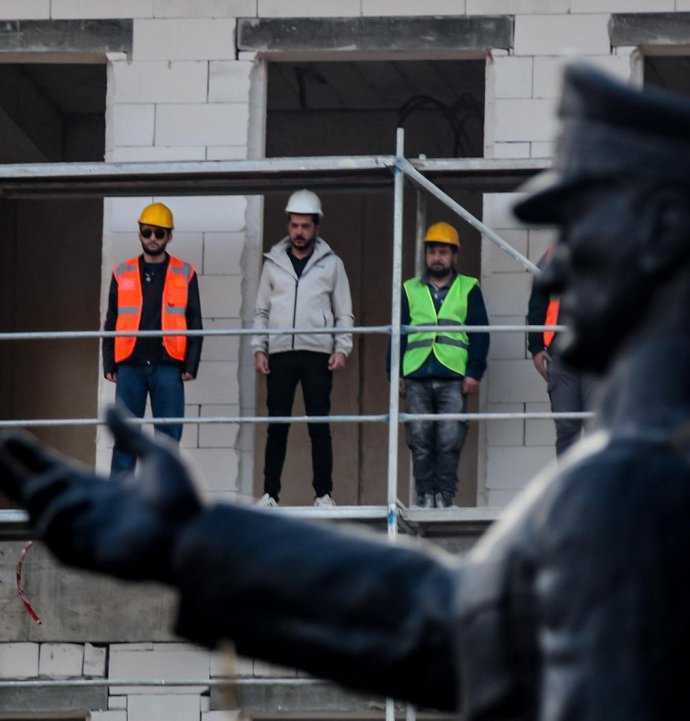 İnşaat işçileri, iskele üzerinde Ata'yı andı