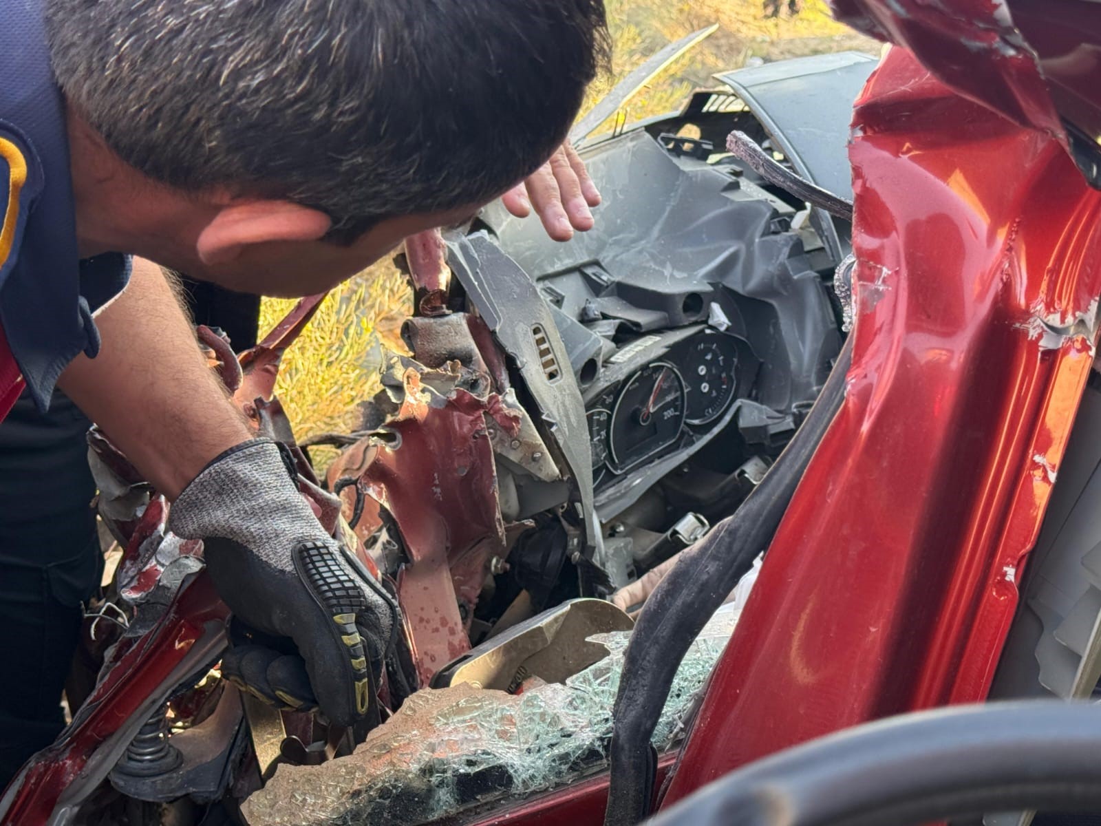 Yük kamyonuyla otomobil çarpıştı: 1 ölü, 1 yaralı