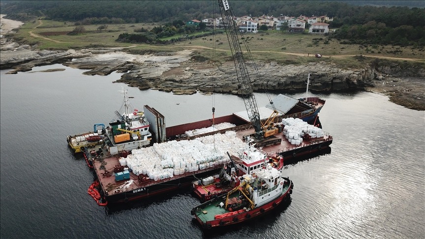 Karaya oturan gemideki yükün tahliyesine başlandı