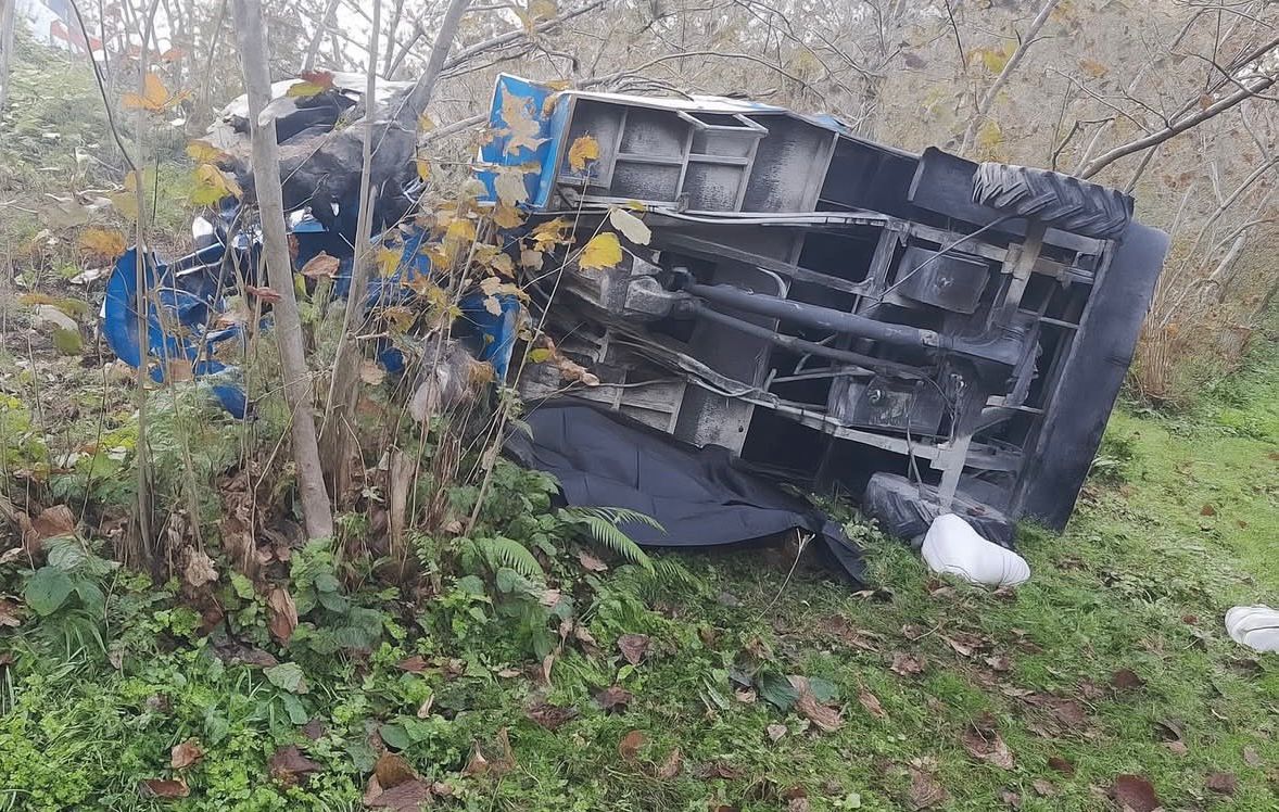 Tarım aracı, uçuruma yuvarlandı; 1 ölü, 2 yaralı