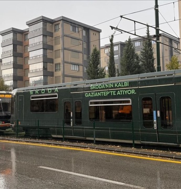 Tramvaya yıldırım isabet etti