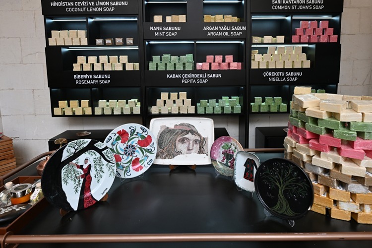 Kırılan tabaklar sanat eserine dönüştürülüyor