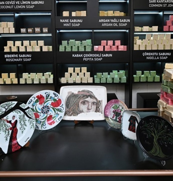 Kırılan tabaklar sanat eserine dönüştürülüyor