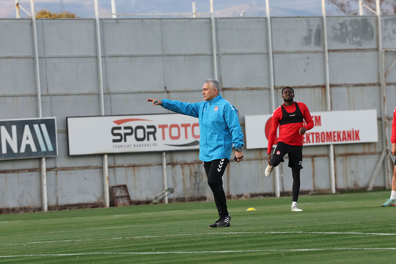 Mehmet Altıparmak'tan futbolculara uyarı!
