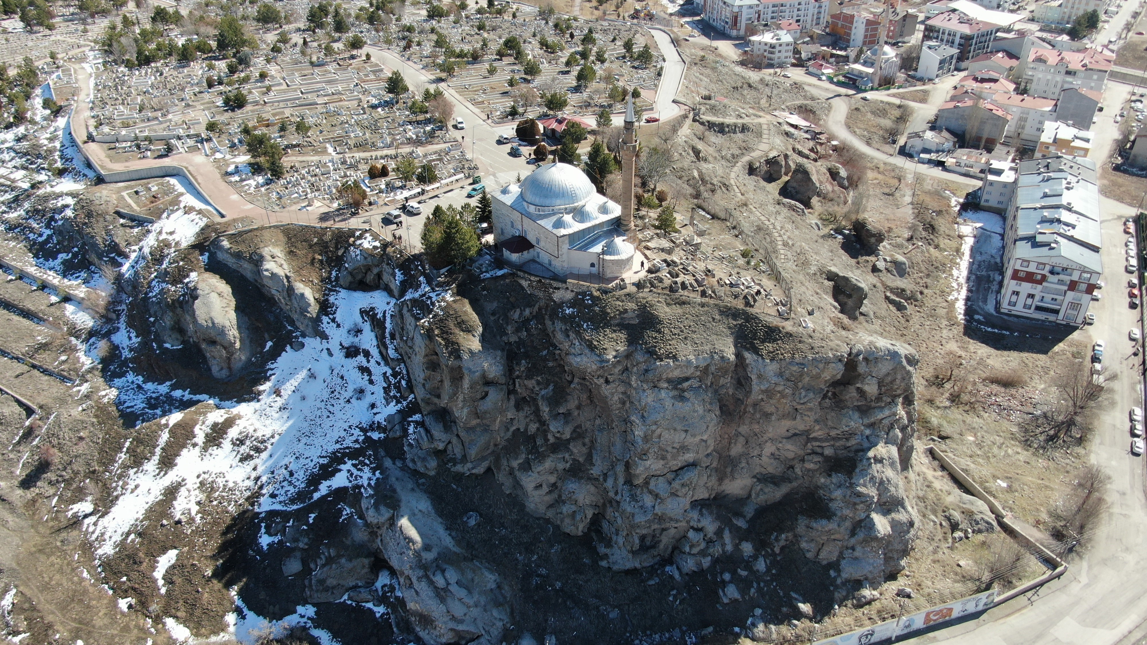 Sivas'ta uçurumun kenarı her cuma dolup taşıyor