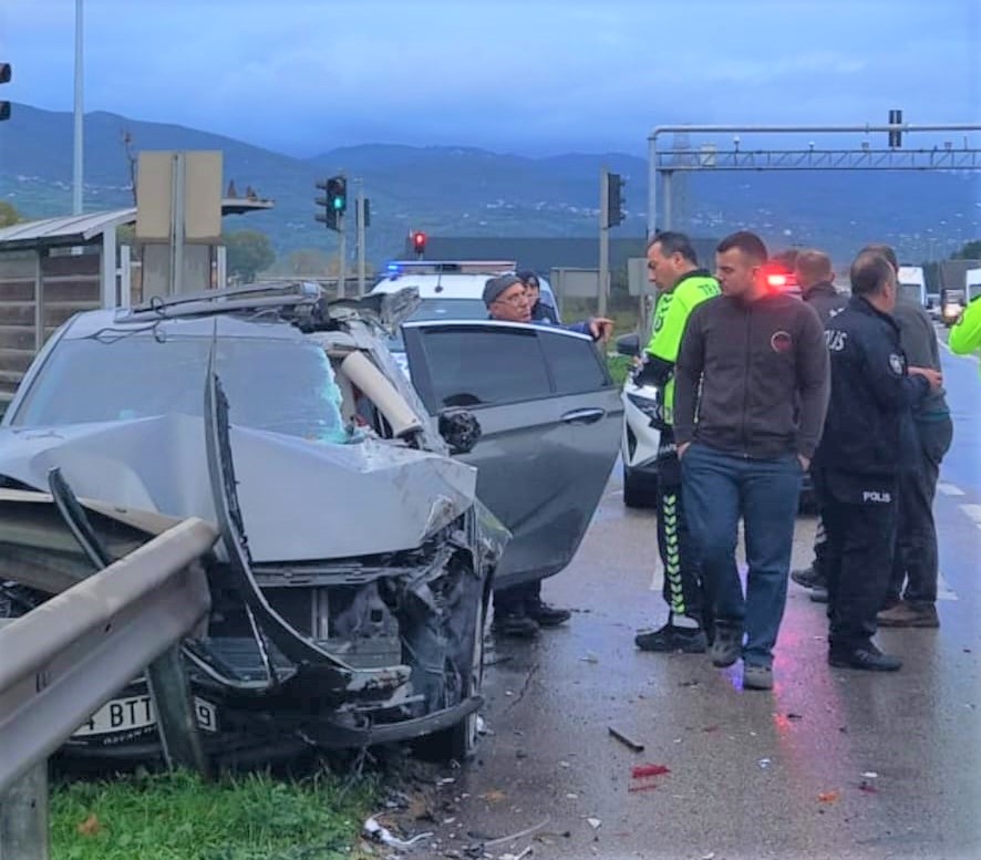 İki otomobil çarpıştı, 3 kişi yaralandı