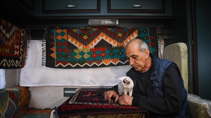 Depremler sonrası halı tamircisi dükkanını karavana taşıdı