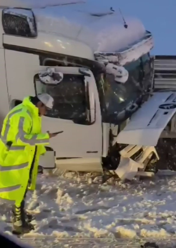 Sivas'ta 2 TIR'ın karıştığı kazada 1  kişi öldü