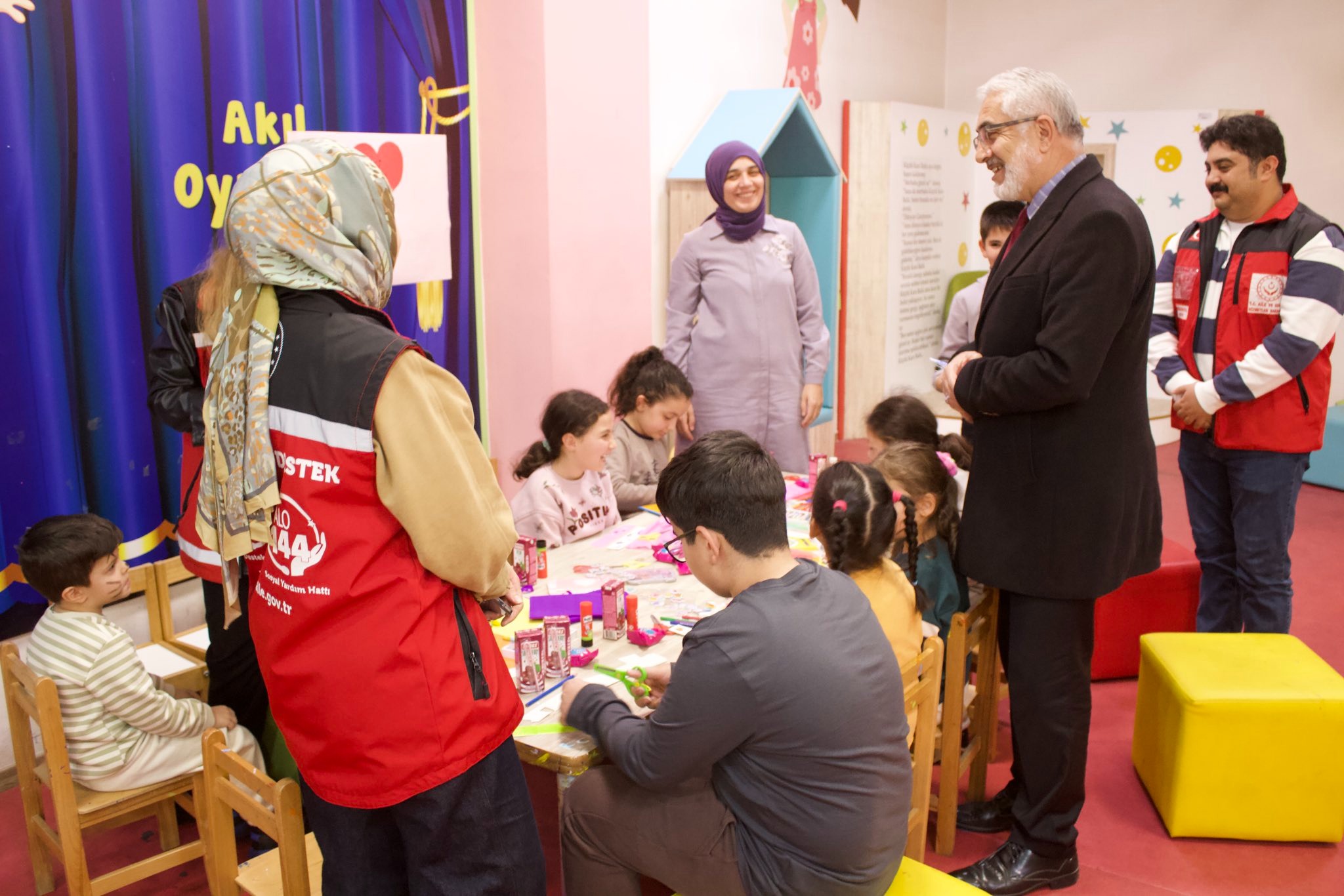 Çocuklar kütüphaneyi gezdi