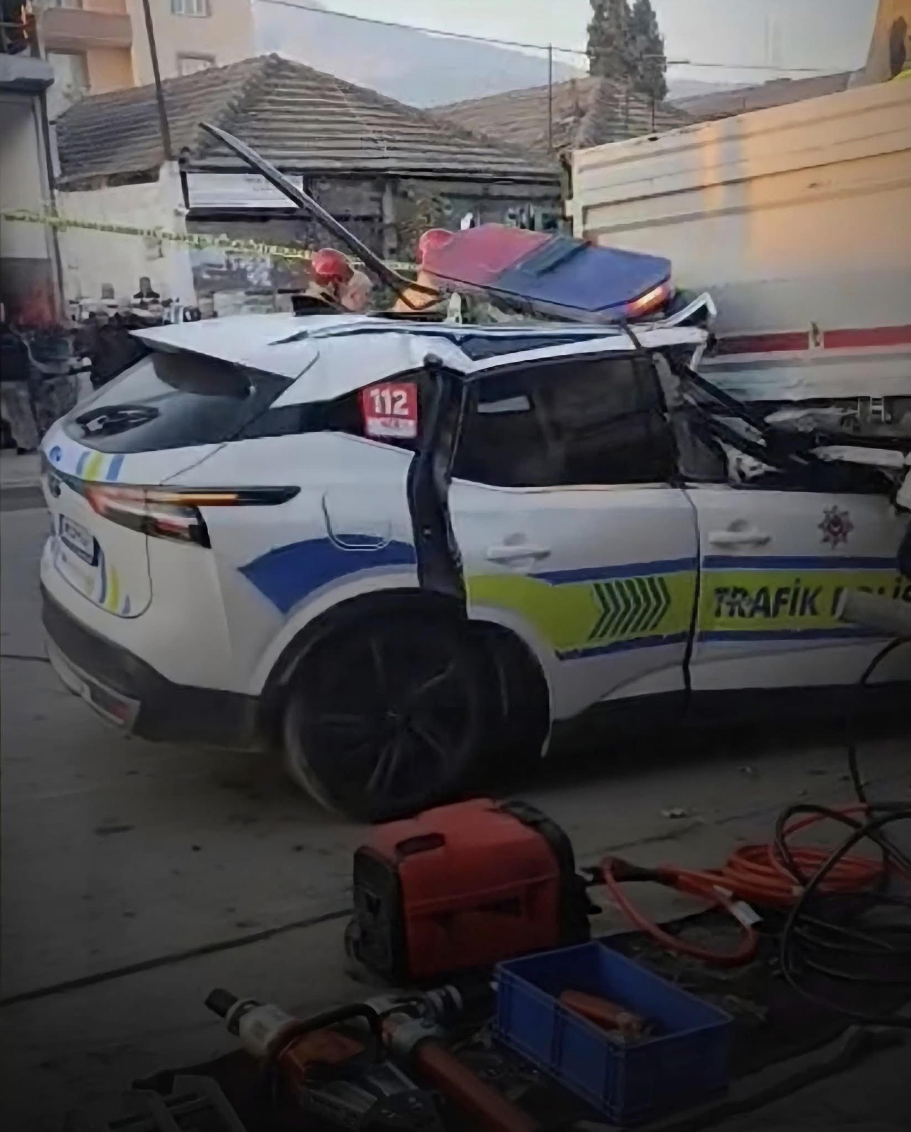 Polis aracı TIR'a çarptı: 1 polis şehit oldu